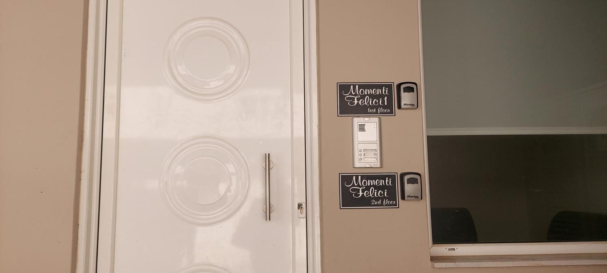 Momenti Felici 2 Apartment Артемида Екстериор снимка